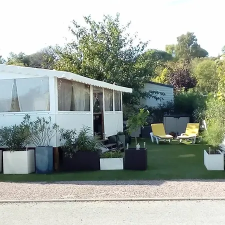 Camping Le Montourey Azur 78 *